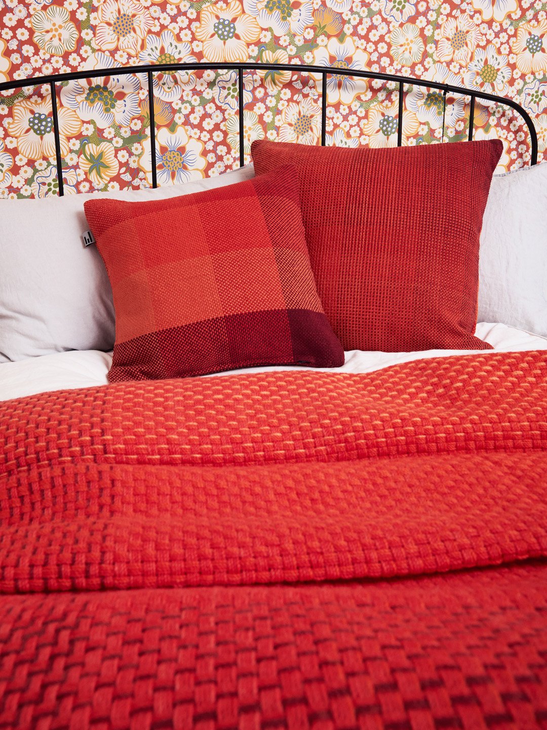 GRADIENT & SQUARES RED GIANT - CUSHION COVER-2