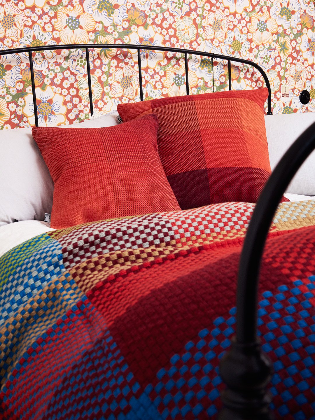 GRADIENT & SQUARES RED - CUSHION COVER-3