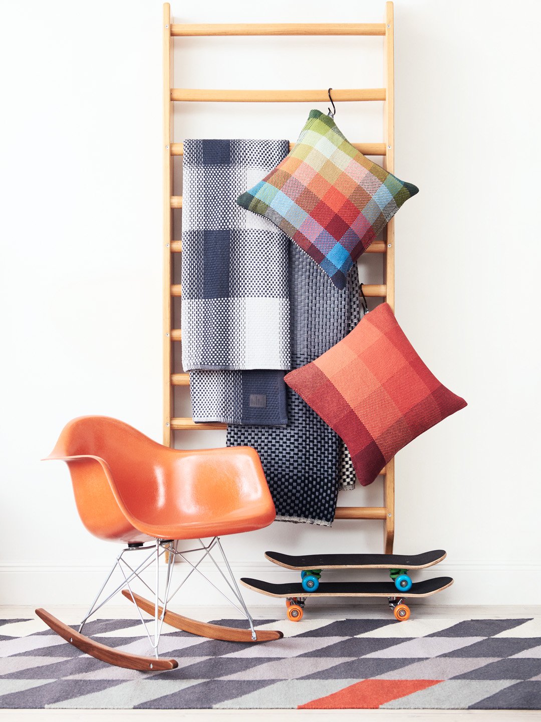 GRADIENT & SQUARES RED - CUSHION COVER-4